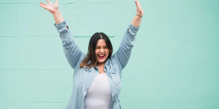 Femme à forte poitrine heureuse d'avoir enfin trouvé un soutien-gorge adapté.