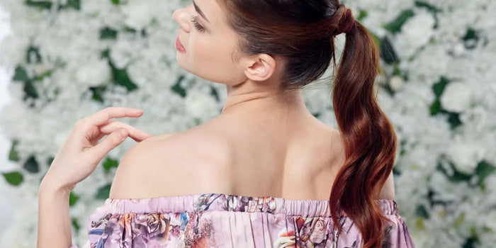 Femme portant un haut à épaules dénudées.