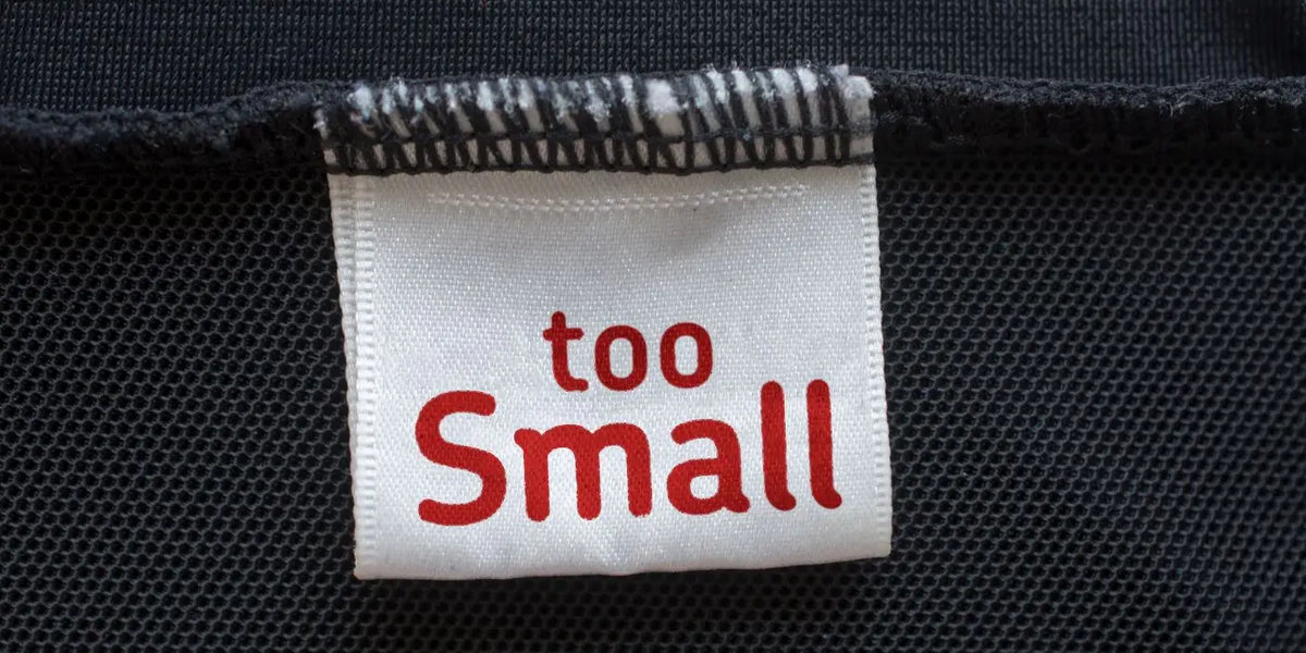 Étiquette de soutien-gorge indiquant qu'il est trop petit.