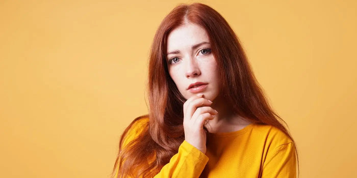 Femme rousse aux yeux clairs.