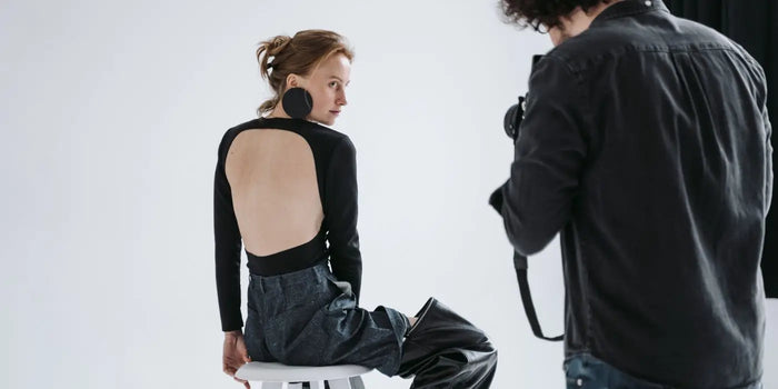 Shooting photo où une femme porte un haut dos nu.