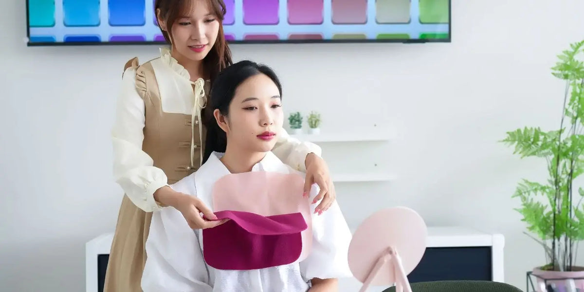 Une femme reçoit son analyse de colorimétrie grâce à une experte.