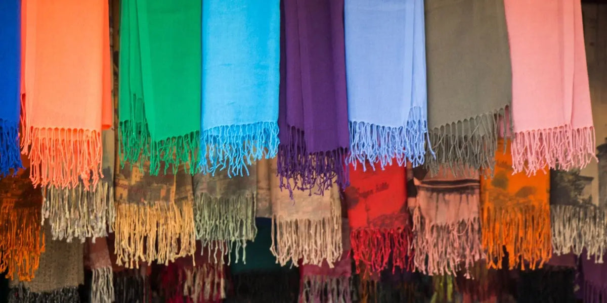 Plusieurs rangs d'écharpes colorées et à motifs différents.