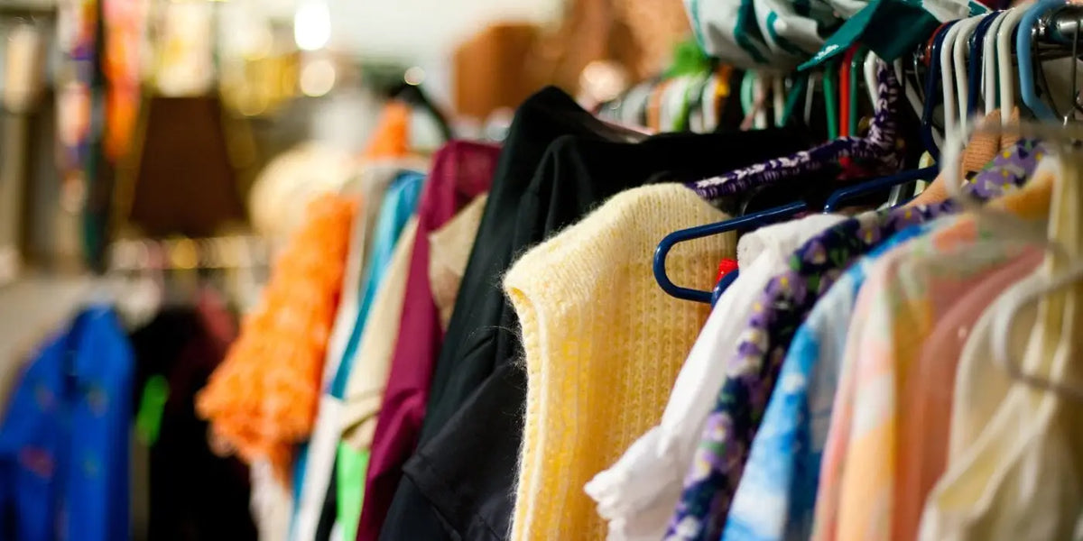 Différents vêtements dans un magasin. 