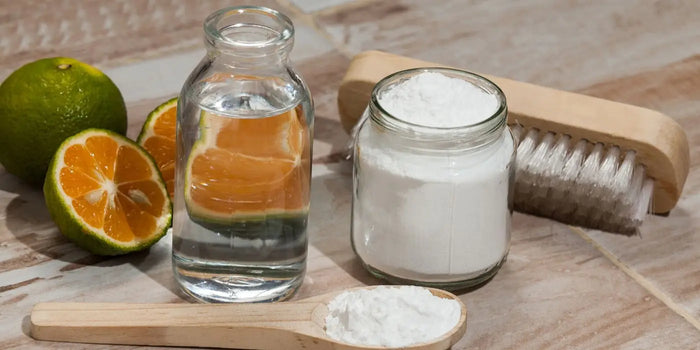 Produits naturels : bicarbonate de soude, vinaigre et agrumes.
