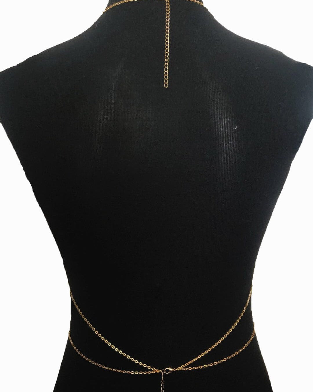 Collier doré pour décolleté, modèle Anais, délicat et raffiné, photographié sur un mannequin noir torso arrière.