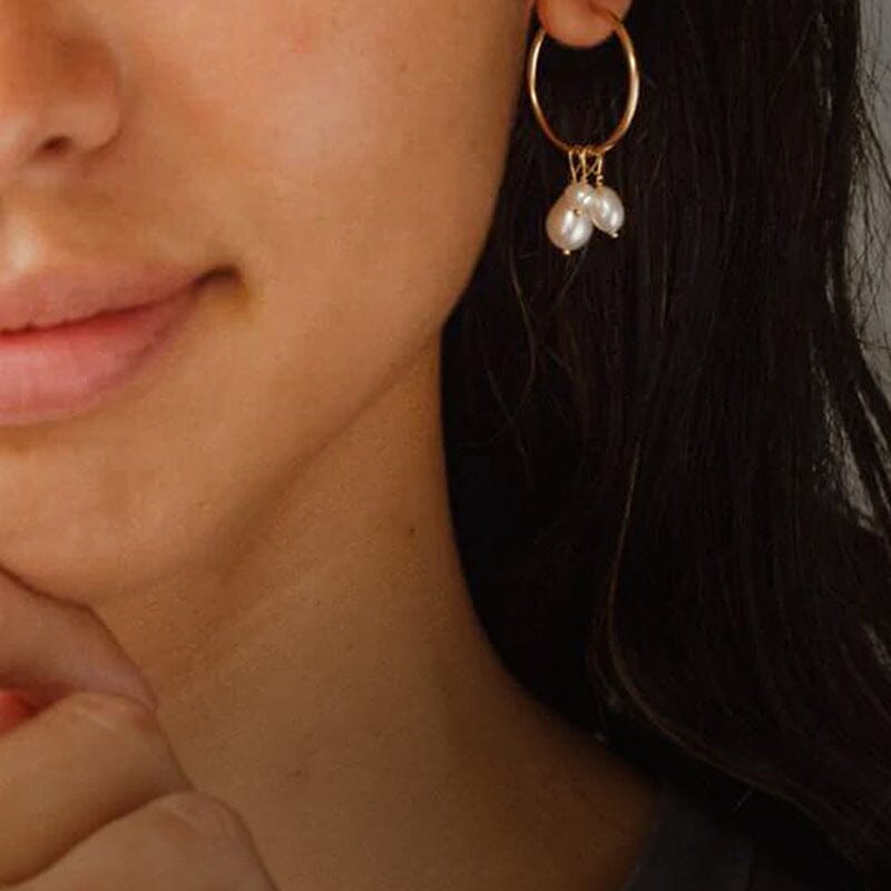 boucles d'oreilles perles blanches pendantes lucile sur une femme brune