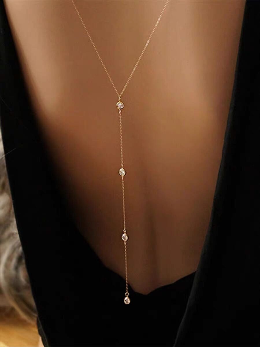 chaîne de dos élégante en or ornée de diamants, idéale pour sublimer une robe dos nu lors d'événements sophistiqués
