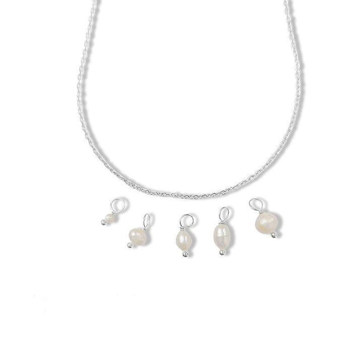 collier pendentif perles lucile avec plusieurs pendentifs en perles blanches montés sur une chaîne élégante en argent