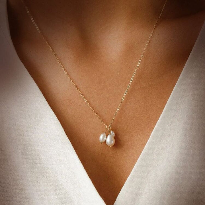 Collier pendentif perles lucile en or fin avec trois perles blanches, design élégant pour tenue raffinée.