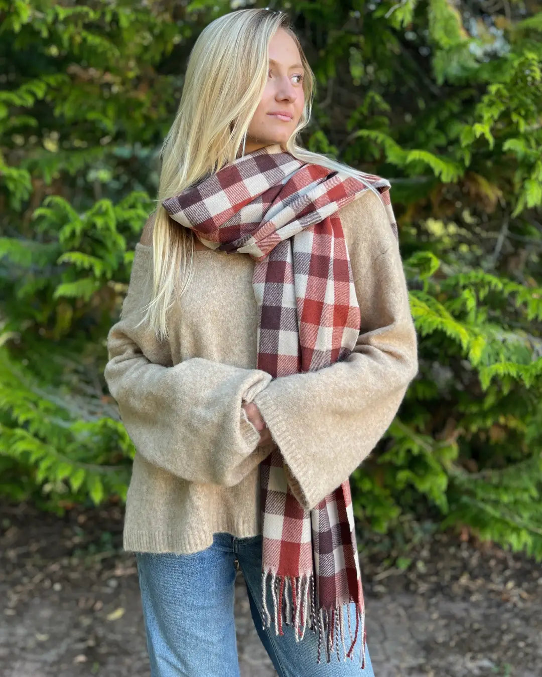 Écharpe en cachemire à carreaux pour femme, chaude et élégante, idéale pour l'hiver et les tenues décontractées.
