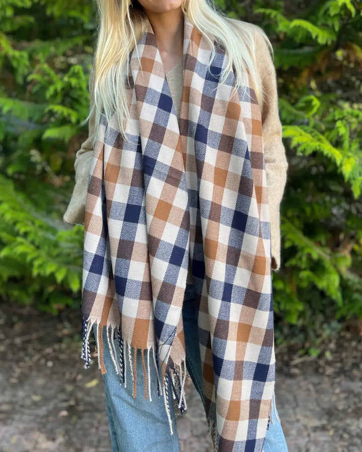 Écharpe à carreaux en laine et cachemire pour femme, élégante et chaude, en style automnal, portée en extérieur.