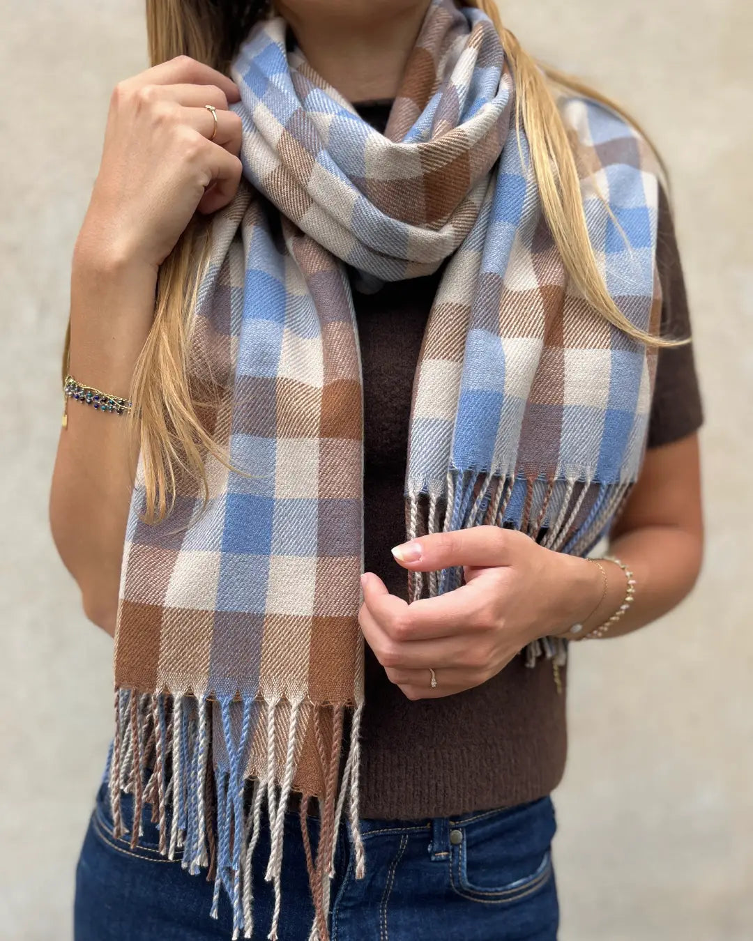 Élégante écharpe à carreaux en cachemire pour femme, douce et chaude, idéale pour l'hiver.