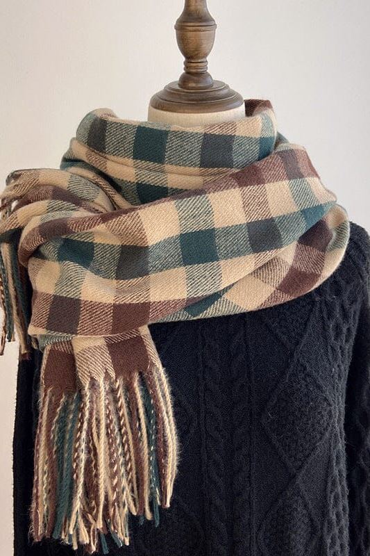 Écharpe à carreaux élégante en cachemire pour femme, parfaite pour l'hiver avec un motif tendance et chaleureux.