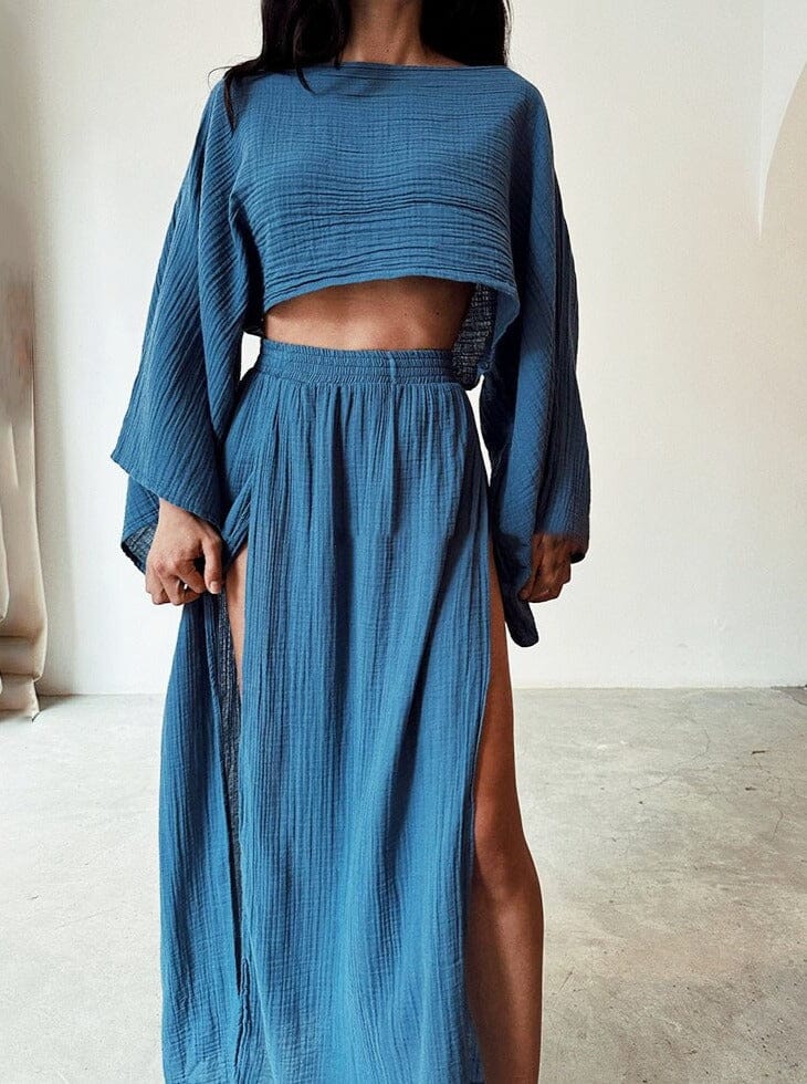 ensemble d'été femme maïa, tenue élégante et confortable en tissu bleu avec crop top manches longues et jupe longue fendue