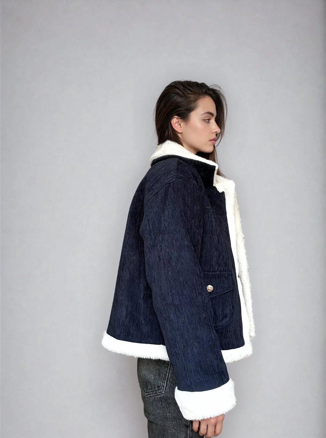 Veste en velours bleu marine et fausse fourrure blanche pour femme, style moderne et chic, modèle Camille en hiver.