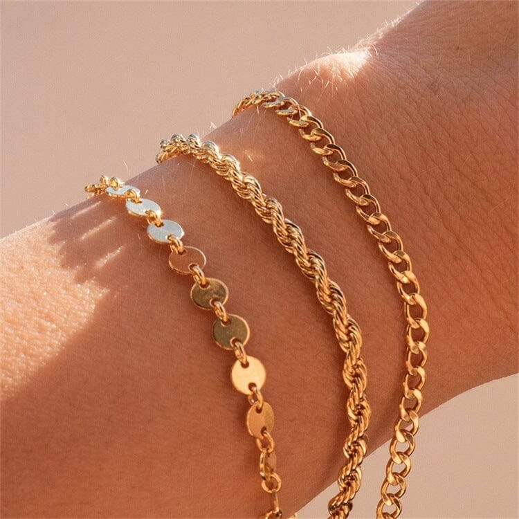 lots de bracelets en acier inoxydable doré sur un poignet, modèles variés, brillance et élégance féminine avec rosalie