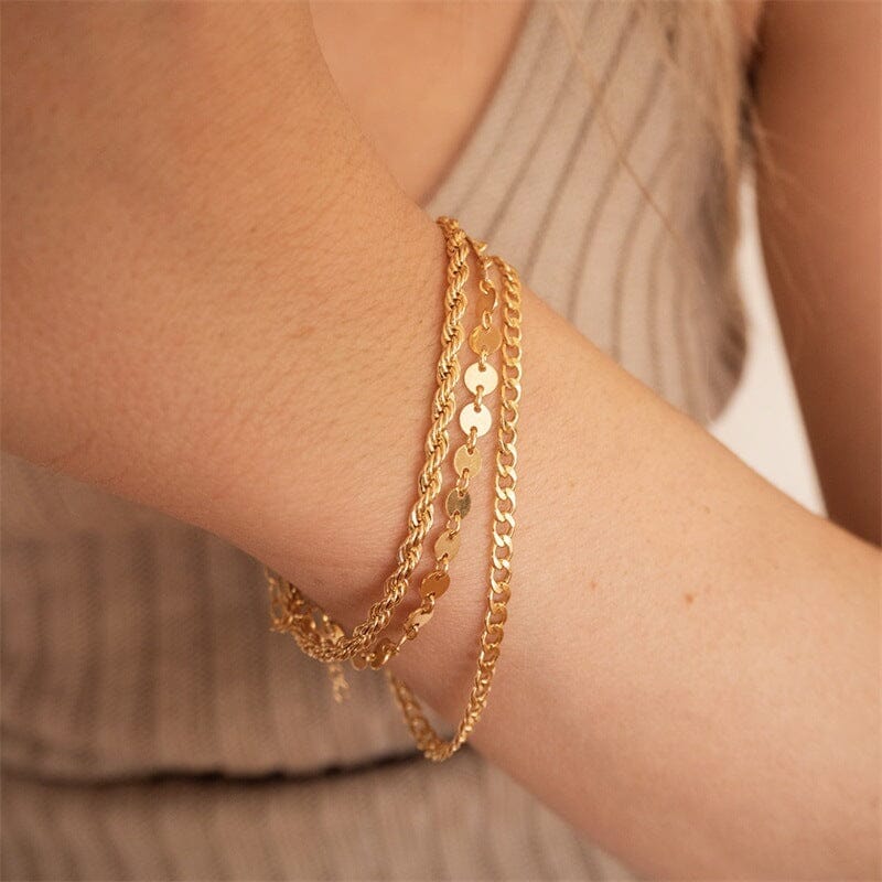 lot de bracelets en acier inoxydable doré rosalie porté sur un avant-bras féminin, style moderne et élégant