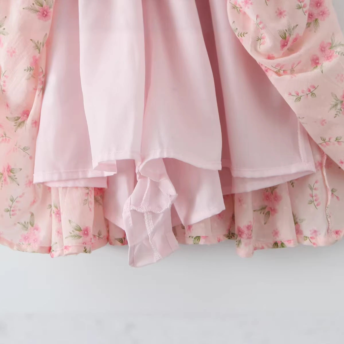 Robe courte fleurie col bardot à volants - Adèle