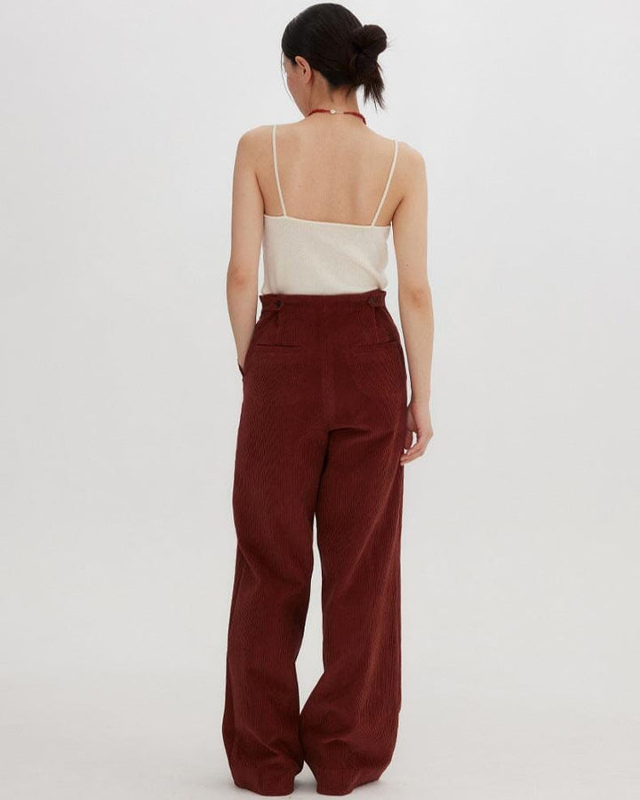 Pantalon en velours Margaux, coupe ample, couleur bordeaux, avec un style chic et confortable de dos.