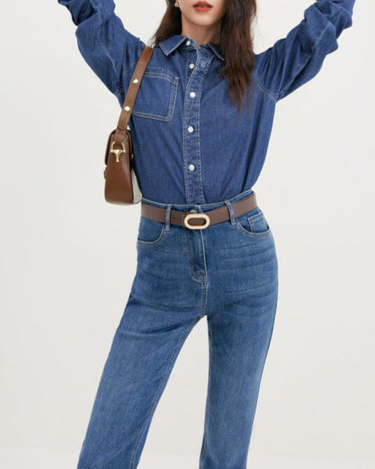 chemise en jean pour femme avec ceinture et sac en bandoulière marron, idéale pour un look casual et tendance