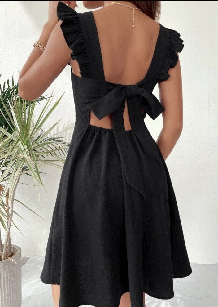 robe noire courte dos nu evangeline avec bretelles à volants et nœud au dos, idéale pour une soirée élégante et chic