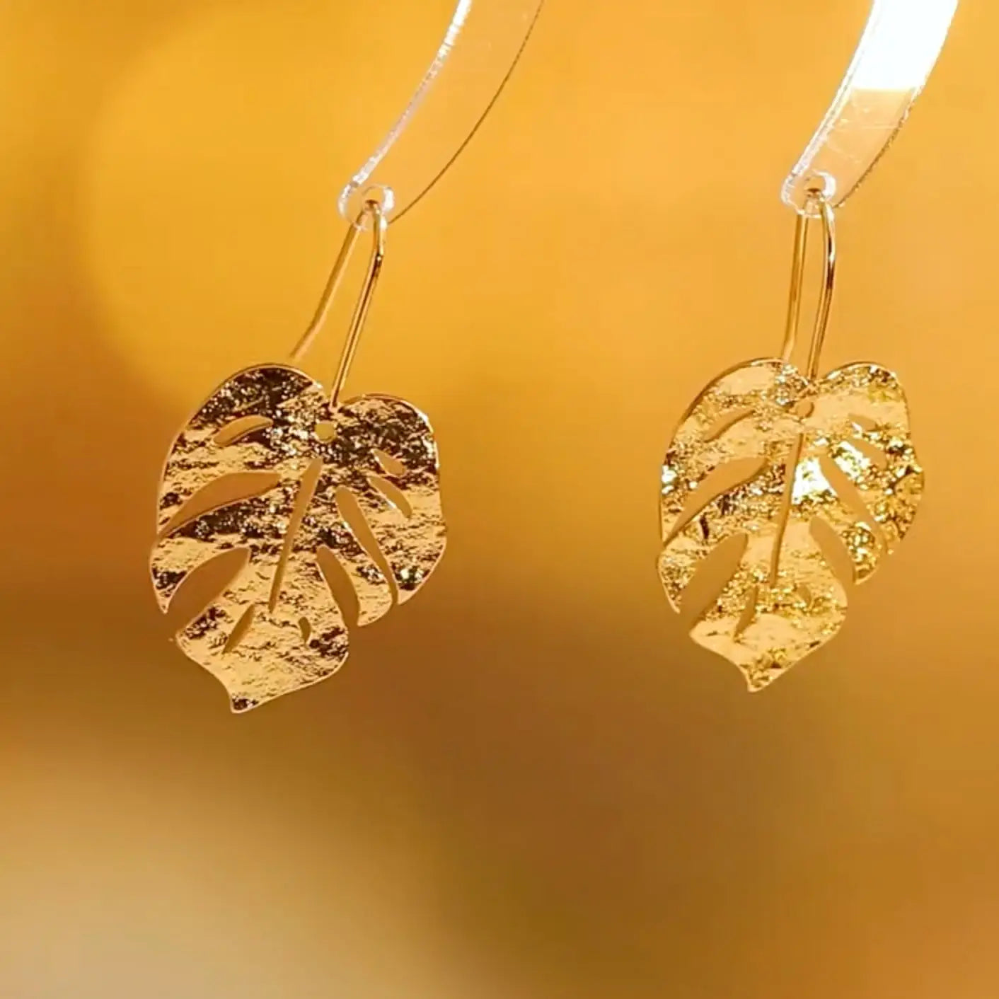 boucles d'oreilles en forme de feuille dorée élégante avec une finition brillante, accessoire de mode raffiné et tendance