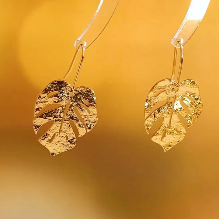 boucles d'oreilles en forme de feuille dorée élégante avec une finition brillante, accessoire de mode raffiné et tendance