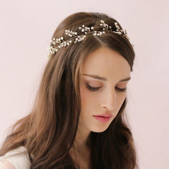 accessoire cheveux mariage élia en perles et branches dorées porté par une femme pour un look élégant et romantique