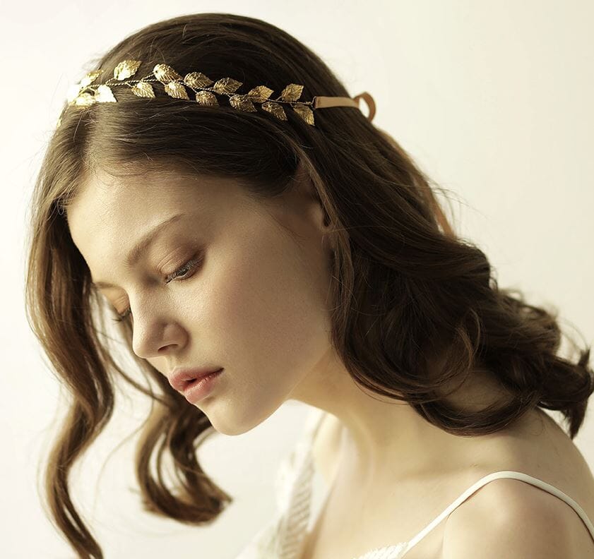 bandeau doré pour cheveux au style bohème porté par une jeune femme. élégance et charme pour parer vos coiffures