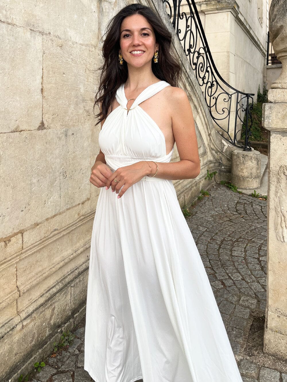 Anneau doré de 5 cm sur fond beige avec fleurs et branches, idéal pour personnaliser les robes multipositions.