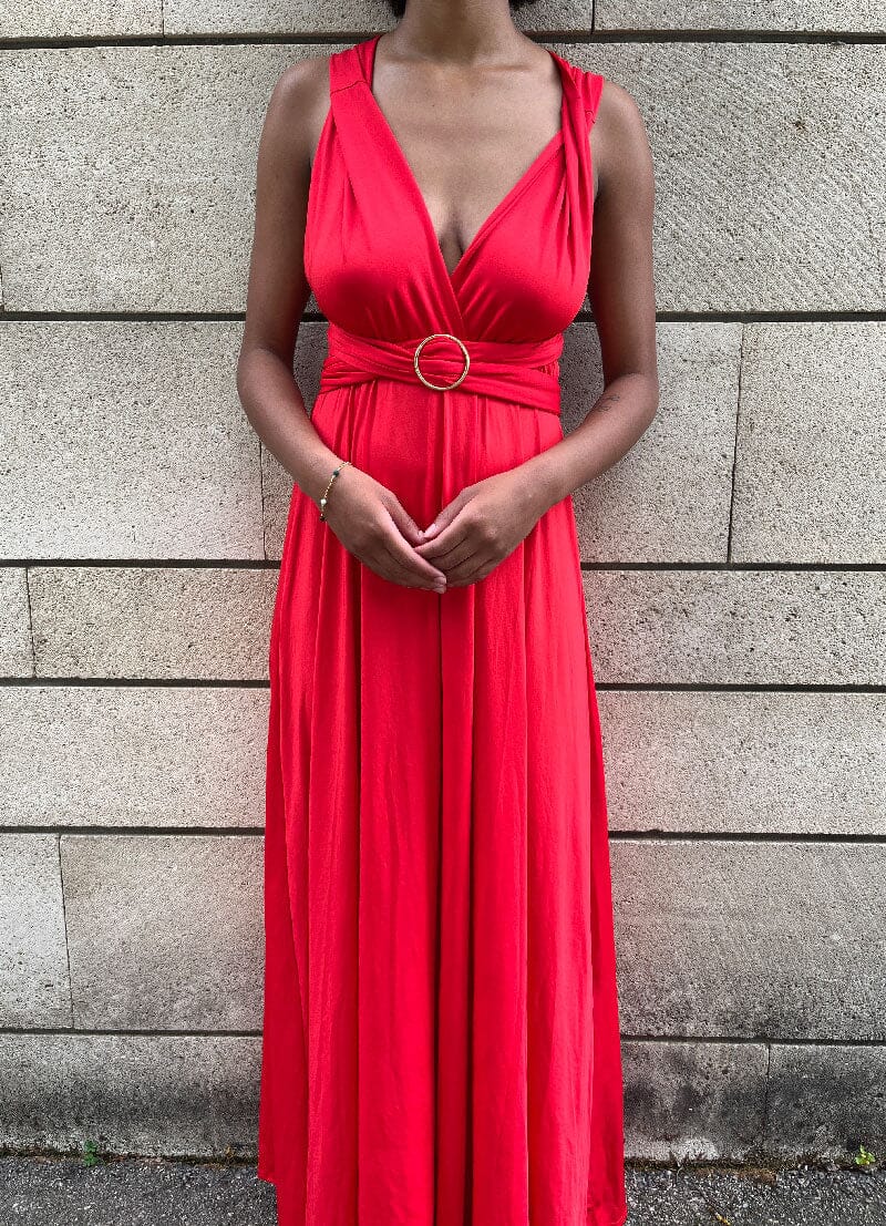 Accessoire boucle de 5 cm pour robe multipositions en rouge, détail mode polyvalent pour personnalisation élégante.