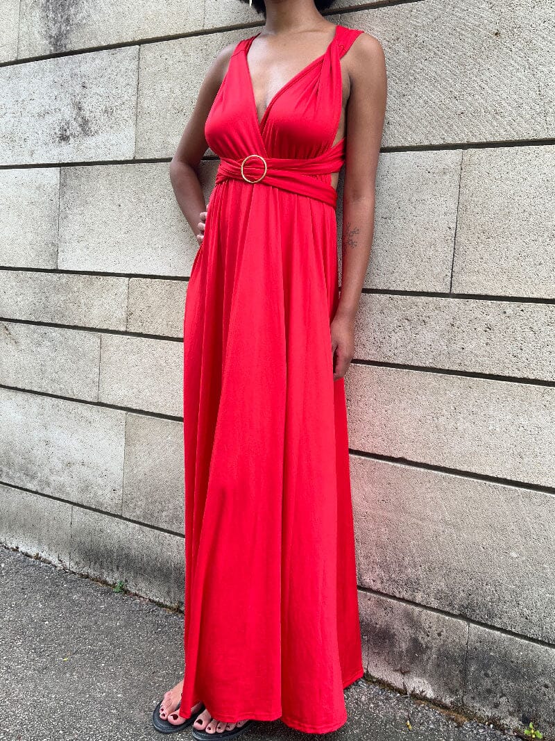 Anneau de 5 cm pour accessoiriser élégamment une robe multipositions rouge, ajoutant une touche stylée et chic.