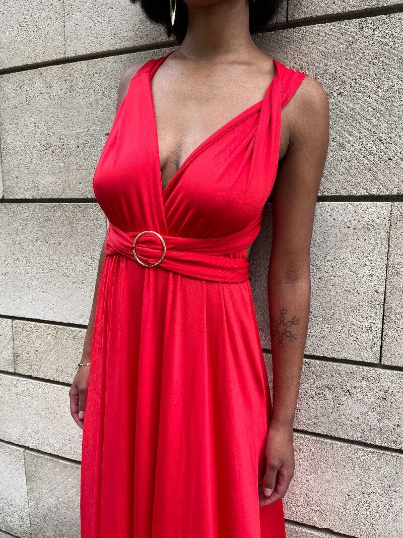 Accessoire polyvalent boucle 5 cm pour sublimer une robe multipositions rouge élégant et chic en toute occasion.