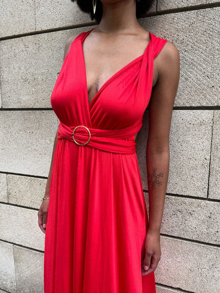 Accessoire polyvalent boucle 5 cm pour sublimer une robe multipositions rouge élégant et chic en toute occasion.