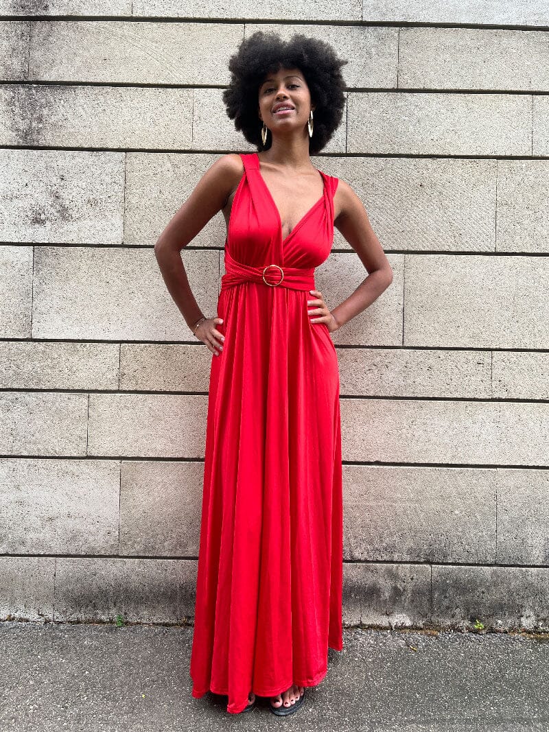 Femme portant une robe rouge élégante avec boucle 5cm, accessoire polyvalent pour différentes positions de port.