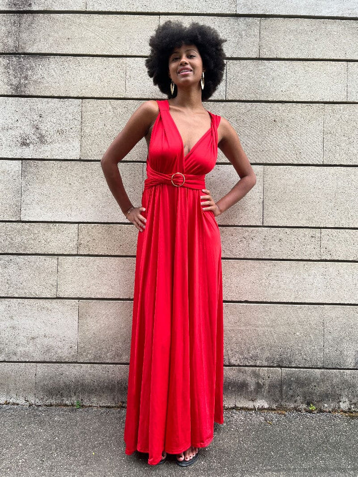 Femme portant une robe rouge élégante avec boucle 5cm, accessoire polyvalent pour différentes positions de port.