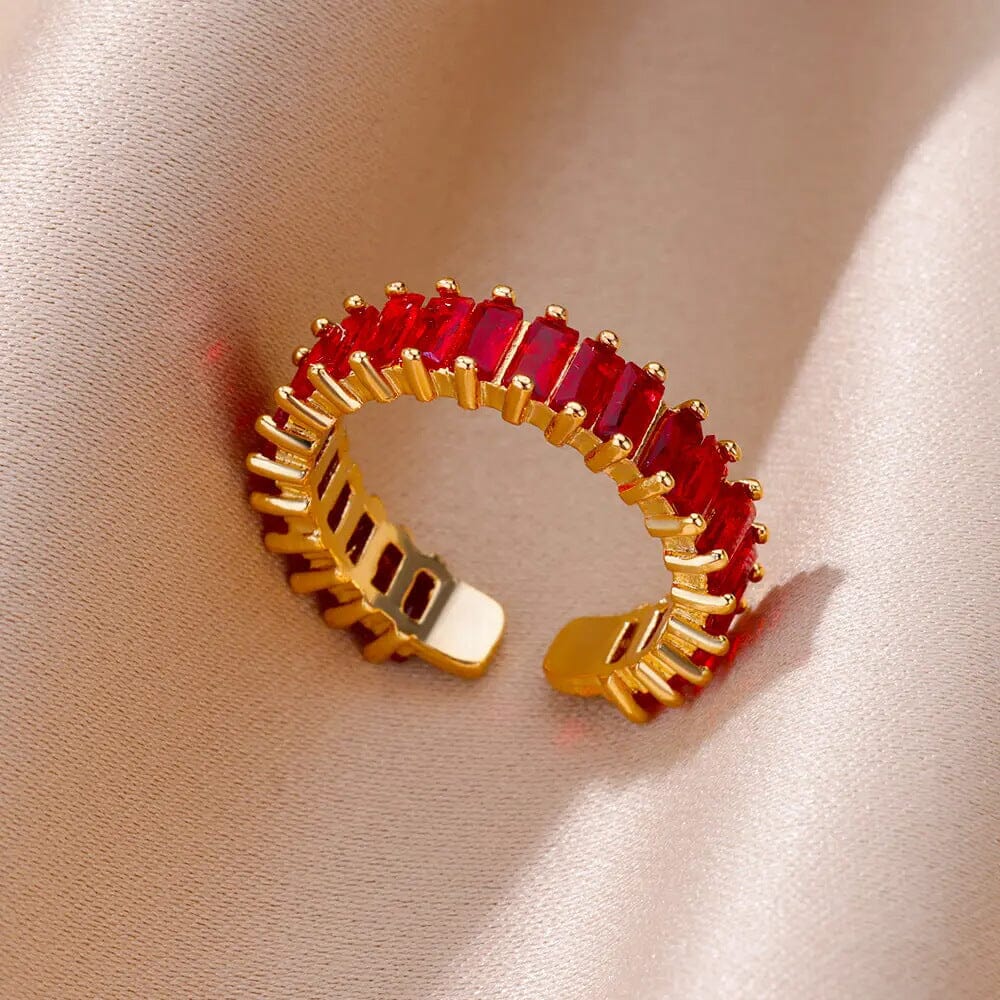 bague ajustable en zircon doré yveline avec cristaux rouges étincelants sur tissu satin blanc élégant