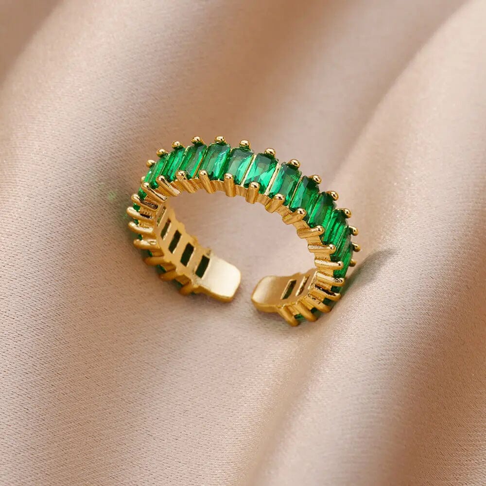 bague ajustable avec zircon vert yveline en or sur tissu beige