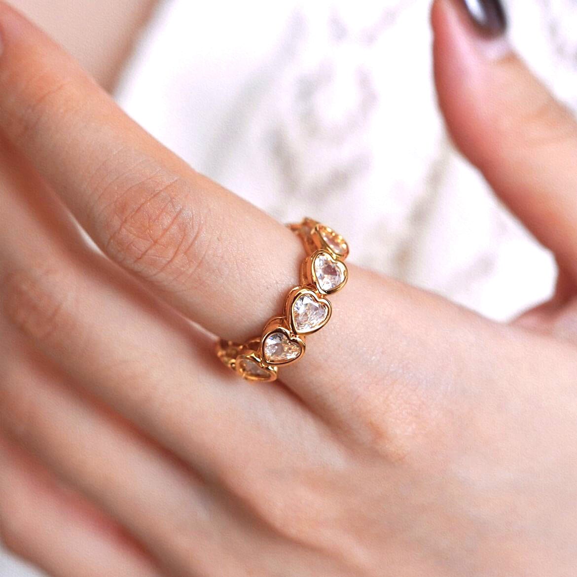 bague dorée ajustable en forme de cœurs portée sur un doigt, parfait cadeau romantique, style élégant et moderne