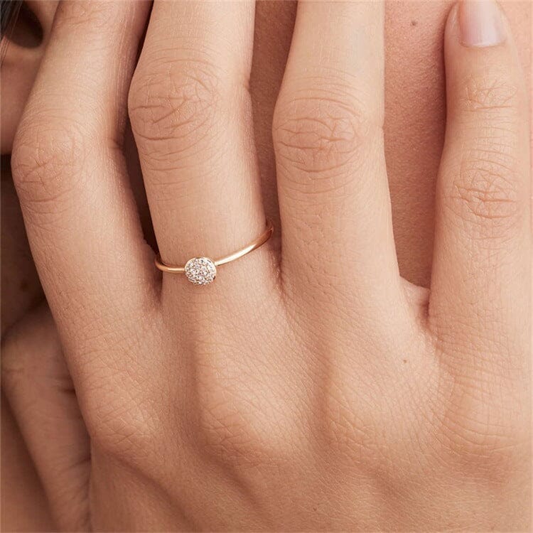 bague cercle alice en diamant zirconium sur un doigt de femme, fine et élégante, idéale pour un look chic et raffiné