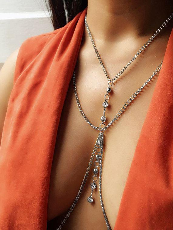 Chaine De Corps Or Décolleté sublimé par strass élégants – Les