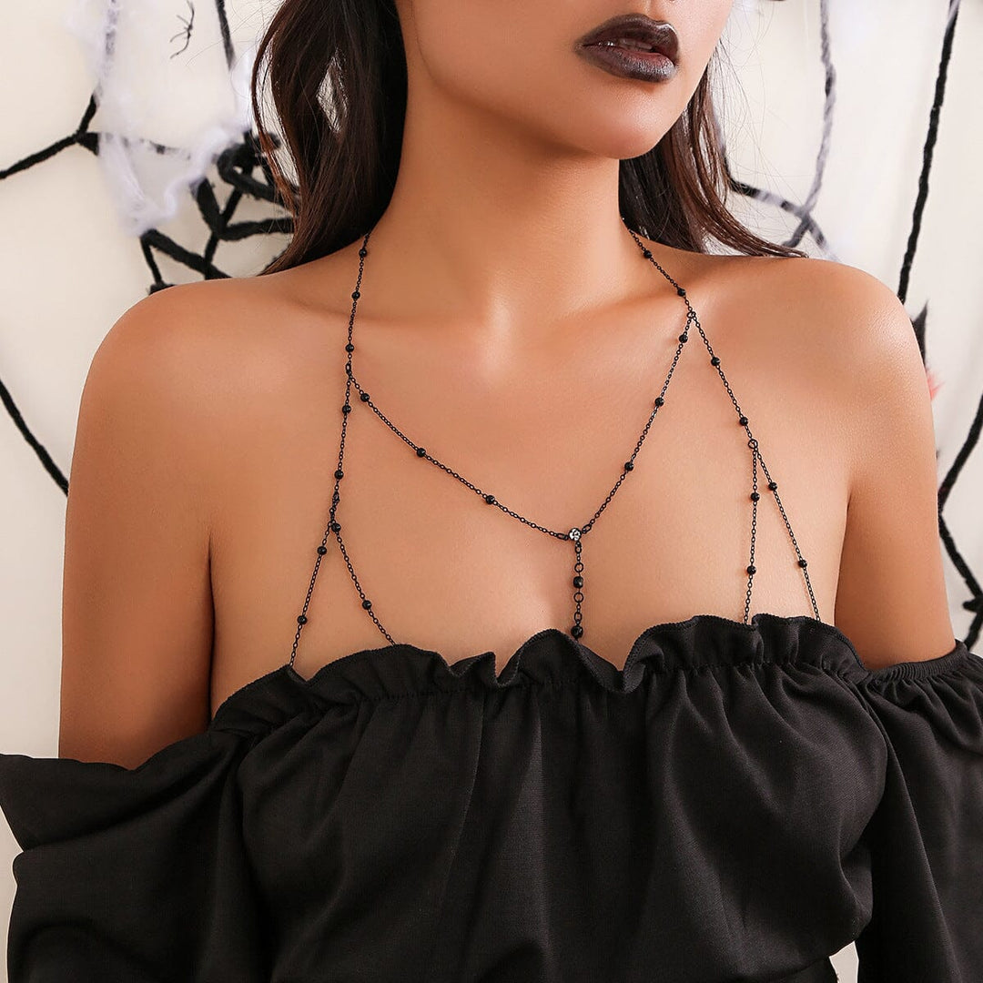 bijou de corps pour femme sally avec chaînes noires, accessoire élégant sur une tenue noire pour un style chic