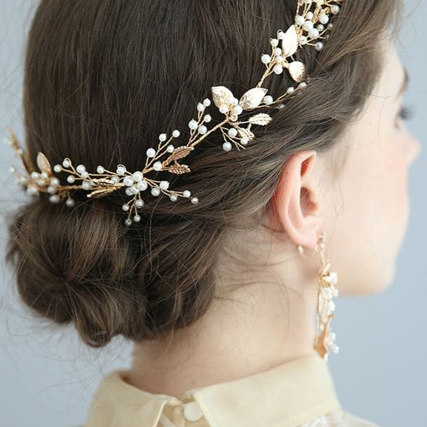diadème élégant pour mariage, bijoux cheveux mariage marina avec perles et motifs floraux dorés, coiffure nuque basse