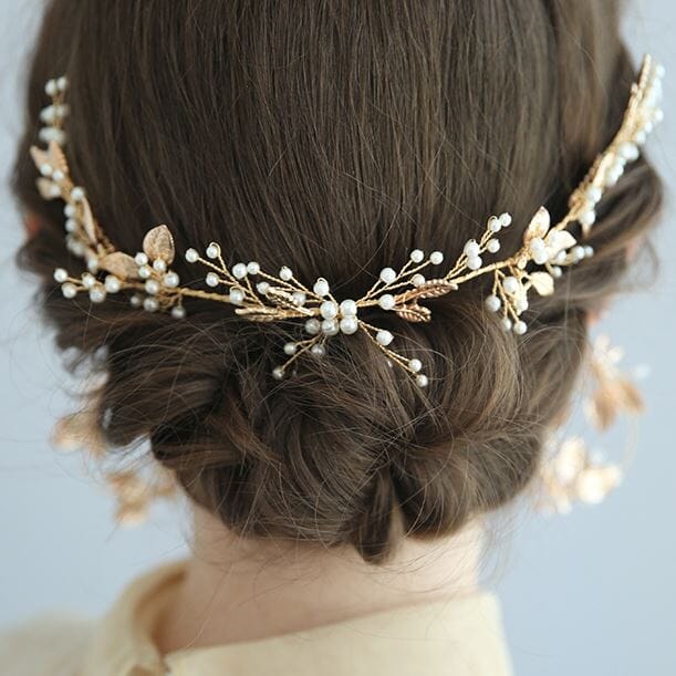 bijou cheveux mariage marina avec perles dorées sur coiffure chignon arrière pour accessoire élégant de mariée