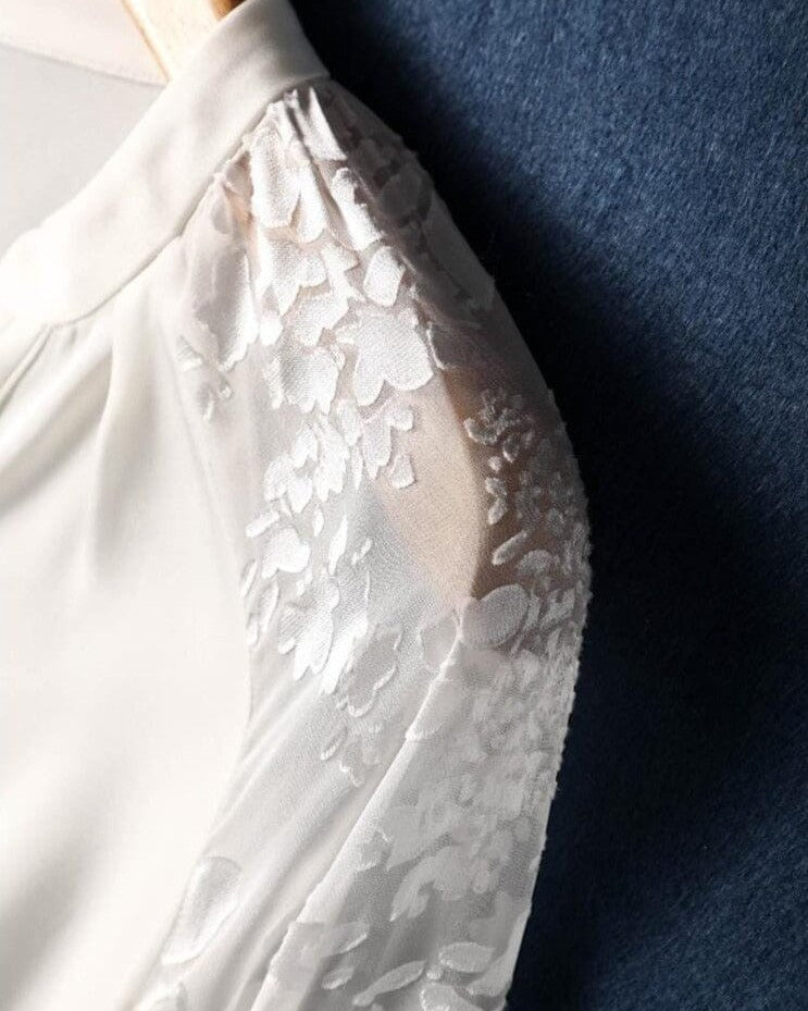 détail de la manche en dentelle de la blouse fluide marina pour femme, avec transparence et motifs floraux élégants