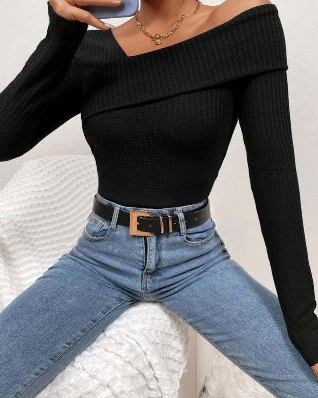 body asymétrique manches longues noir pour femme, julieta, avec ceinture large et jeans, style élégant