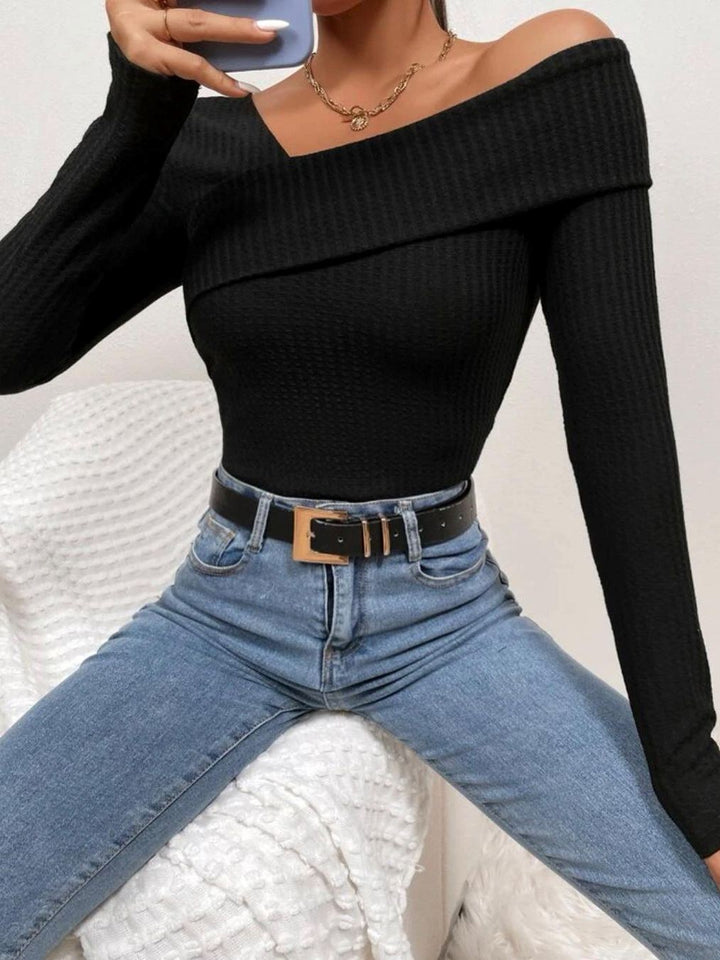 body asymétrique manches longues noir pour femme, julieta, avec ceinture large et jeans, style élégant