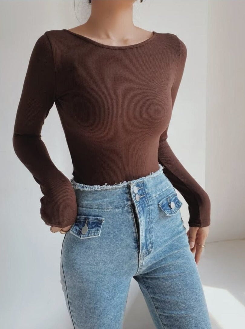 Body dos nu manches longues marron, modèle Chiara, assorti à un jean taille haute décontracté pour un look tendance.