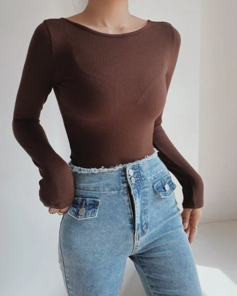 Body dos nu manches longues marron, modèle Chiara, assorti à un jean taille haute décontracté pour un look tendance.